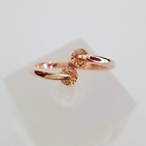 Delicate 18k Ring - Picture 6 of 8